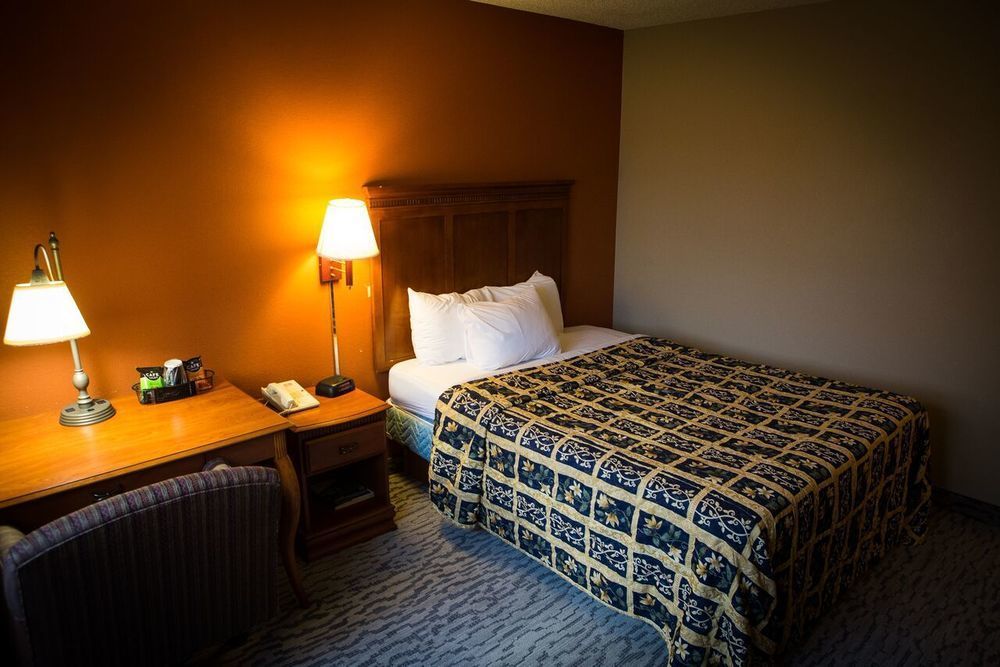 Regency Inn & Suites Anoka Exterior photo
